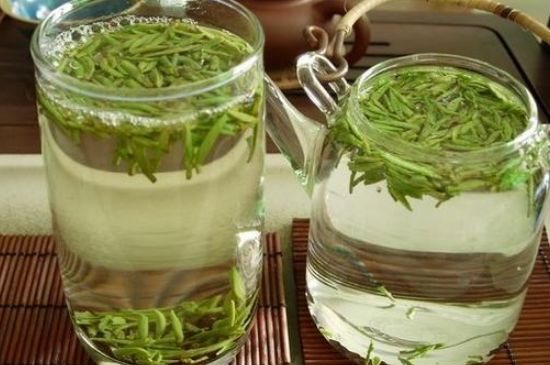 竹葉青和雀舌哪個(gè)貴，竹葉<a href=http://m.hougheng.com/fenlei/wulongcha/ target=_blank class=infotextkey>青茶</a>貴嗎？
